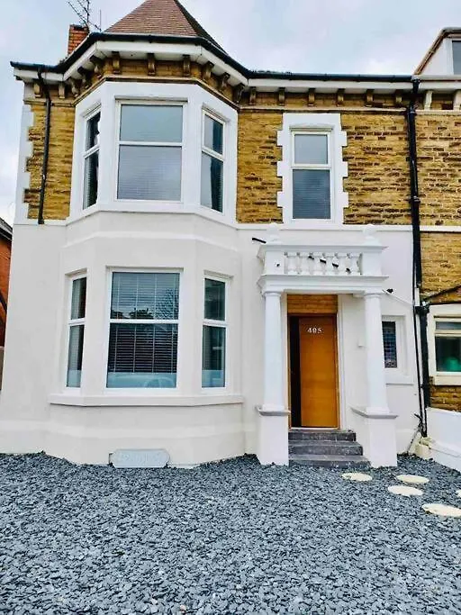 Beautiful Space Stylish And Modern! Perfect Location Blackpool Apartment