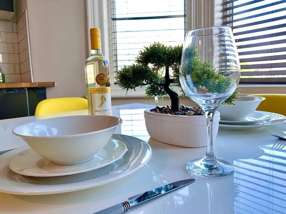 Beautiful Space Stylish And Modern! Perfect Location Blackpool 0*,